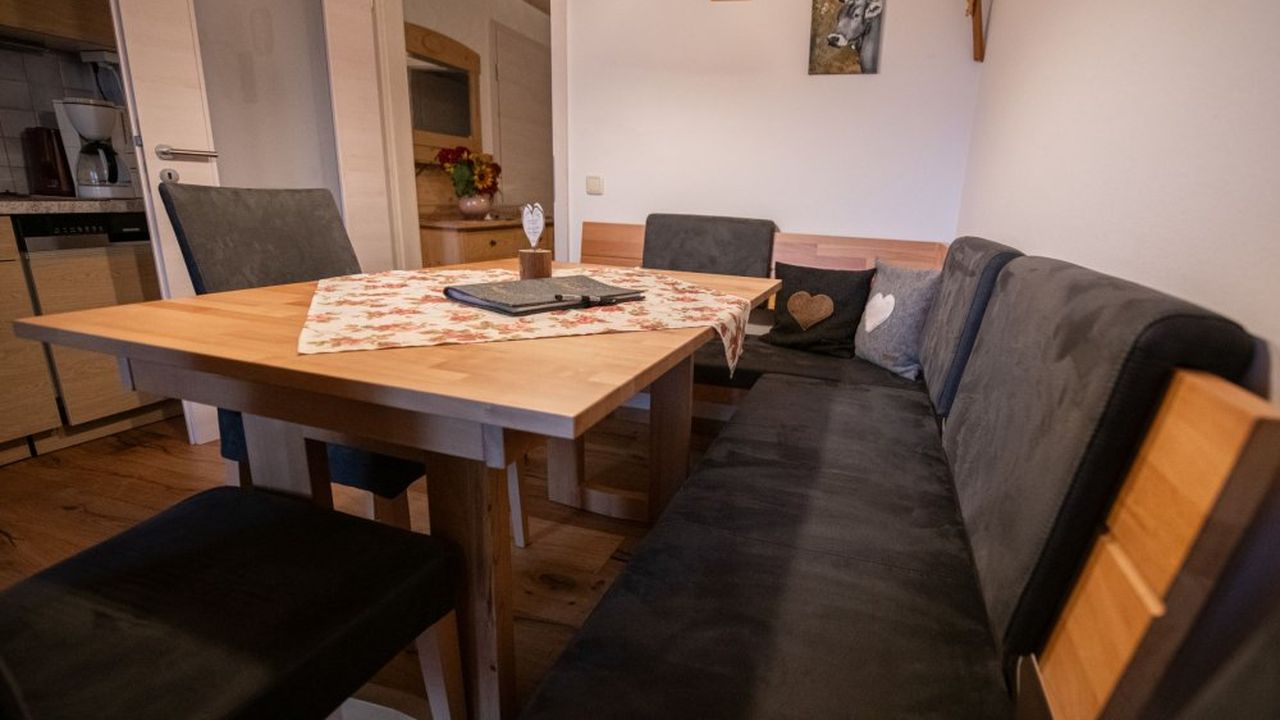 Eckbank mit Blick zum Flur Eckbank mit Blick zum Flur